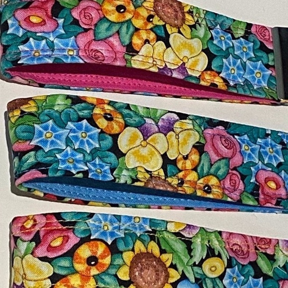 Choose 1 New Handmade Fabric Wristlet KeyChain Ring Fob Mary Engelbreit Floral - Picture 4 of 7